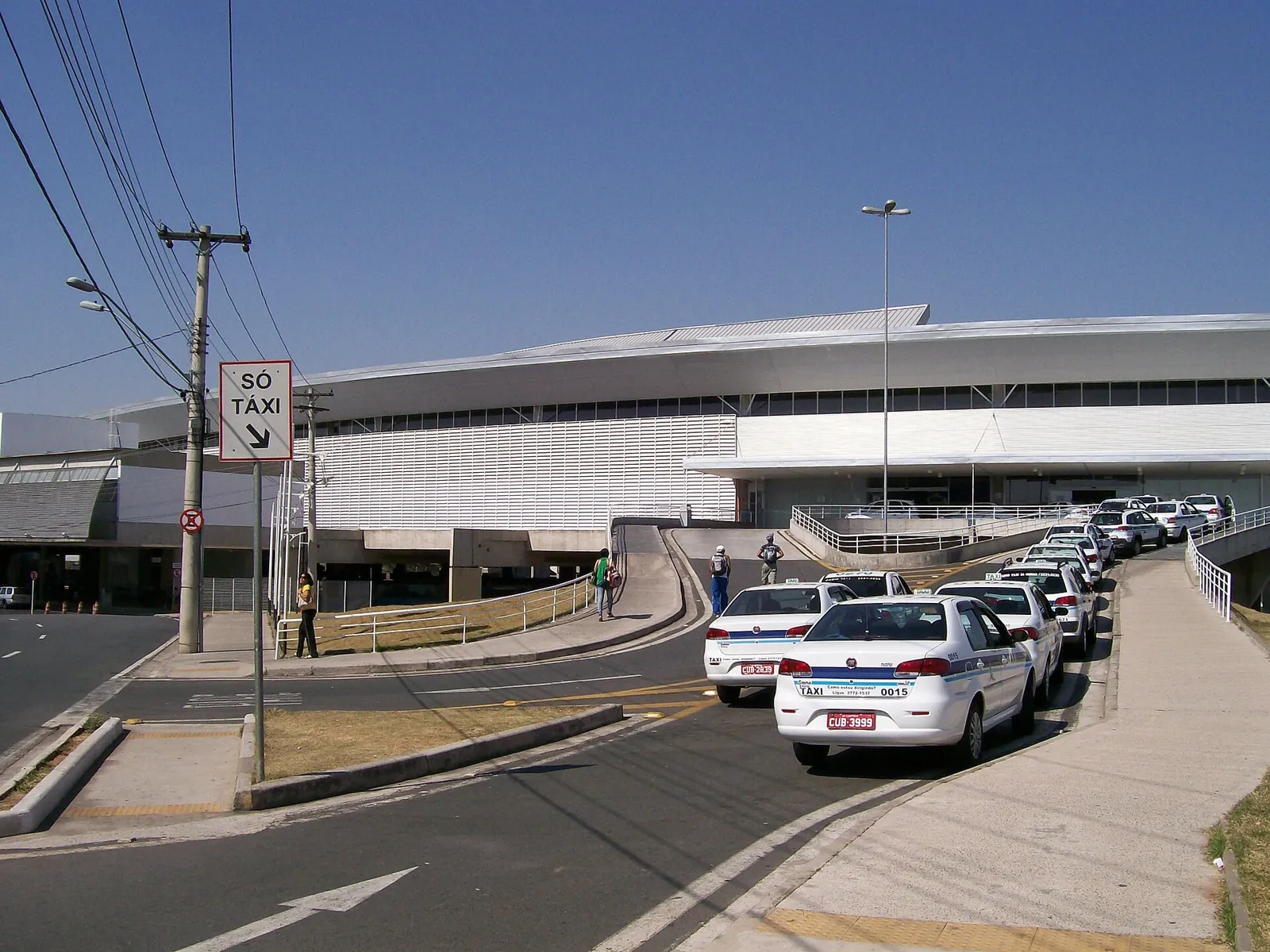 Táxis enfileirados no ponto da Rodoviária de Campinas